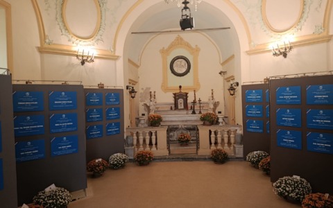 Riaperta cappella del Cimitero Monumentale. Targhe per i cittadini benemeriti