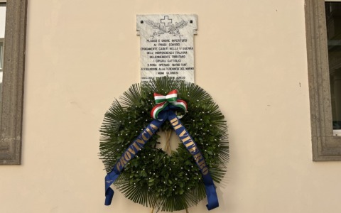 Ritorna a Palazzo Gentili la lapide del 1921 dedicata ai caduti della grande guerra