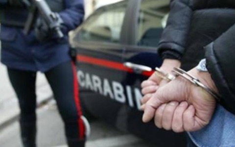 Rocambolesca fuga di un ladro tra i tetti, arrestato dai Carabinieri