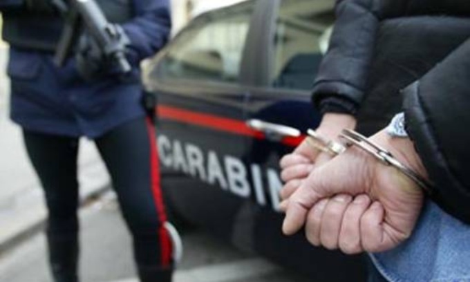 Rocambolesca fuga di un ladro tra i tetti, arrestato dai Carabinieri