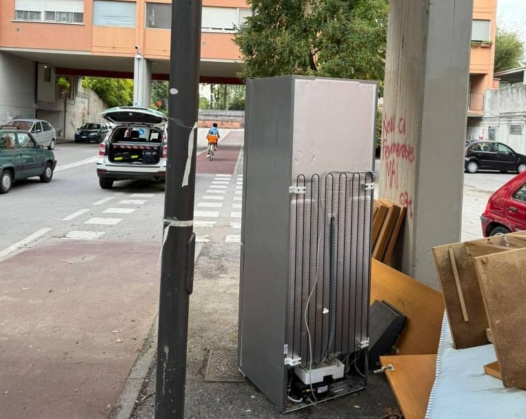 Scaricava tonnellate di reti e materassi in zona industriale: acciuffato dopo mesi di indagini