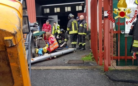 Schiacciato dal muletto, muore padre di 4 figli. Un 25enne perde una gamba incastrata tra cargo e gru