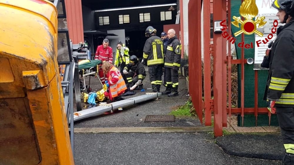 Schiacciato dal muletto, muore padre di 4 figli. Un 25enne perde una gamba incastrata tra cargo e gru