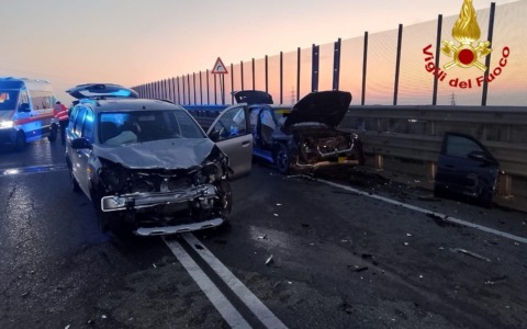 Scontro frontale tra due auto, un morto