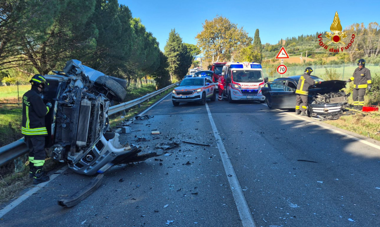 Scontro nell’Aretino, auto distrutta nell’incidente