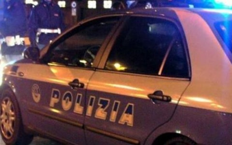 Scontro tra una volante della polizia e un’auto in fuga, 4 feriti