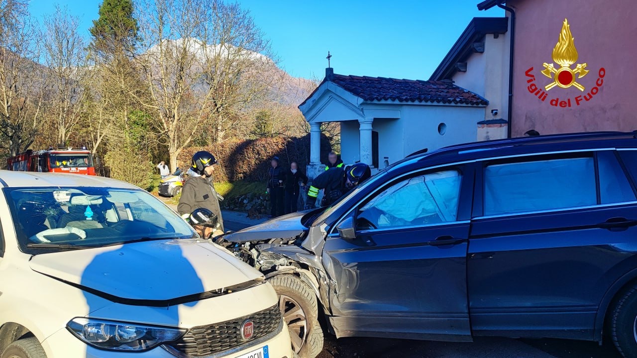 Sedico, scontro tra due auto a Libano: sei persone coinvolte, tre sono minori