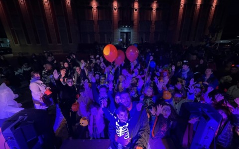 Settimo in festa per Halloween: piazza della Libertà invasa da streghe, supereroi e tanta allegria