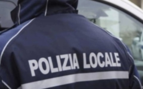 Sfonda la vetrina di un ristorante e sradica un semafoto: la Locale rintraccia il responsabile alla guida di un carro attrezzi