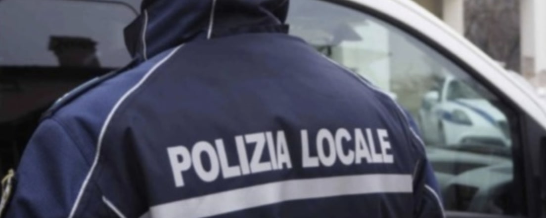 Sfonda la vetrina di un ristorante e sradica un semafoto: la Locale rintraccia il responsabile alla guida di un carro attrezzi
