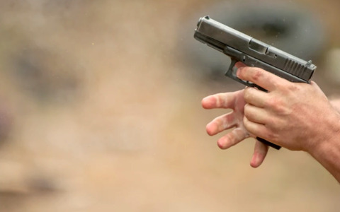 Si finge carabiniere e minaccia una donna con una pistola a Leini: denunciato 65enne