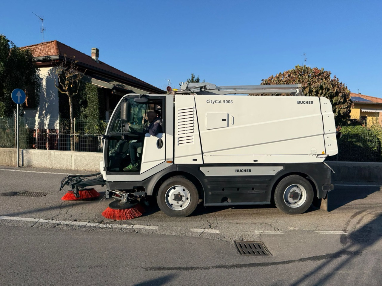 Sindaco, vice e volontari salgono a bordo della motospazzatrice per pulire il paese