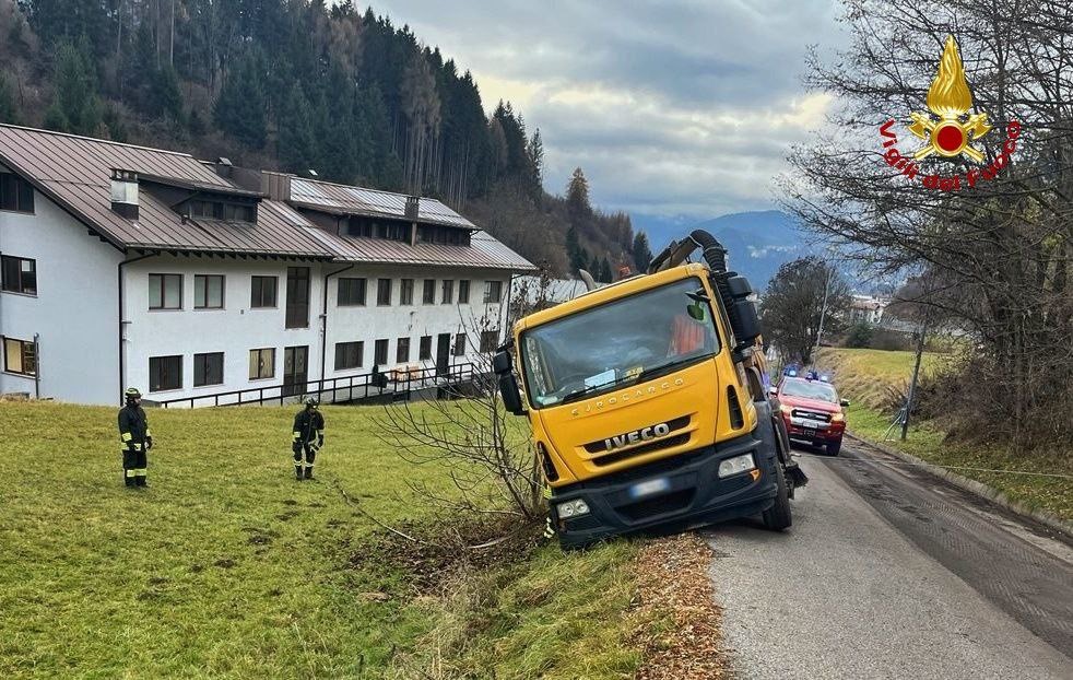 Spazzatrice finisce fuori strada a Domegge di Cadore, nessun ferito