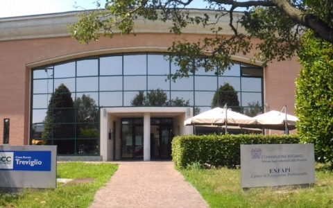 Spruzza lo spray al peperoncino in classe, studenti evacuati all’Enfapi