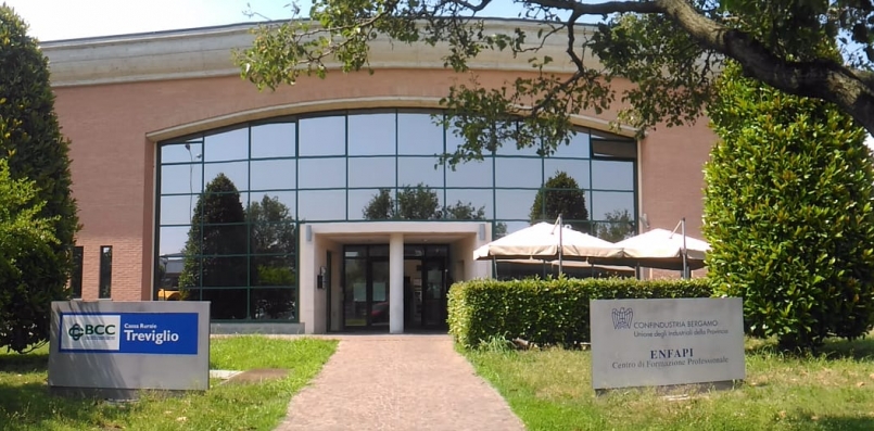 Spruzza lo spray al peperoncino in classe, studenti evacuati all’Enfapi