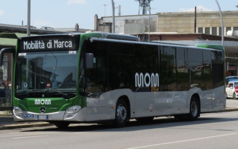 Studente rapinato di scarpe e cuffiette sul bus da una baby gang