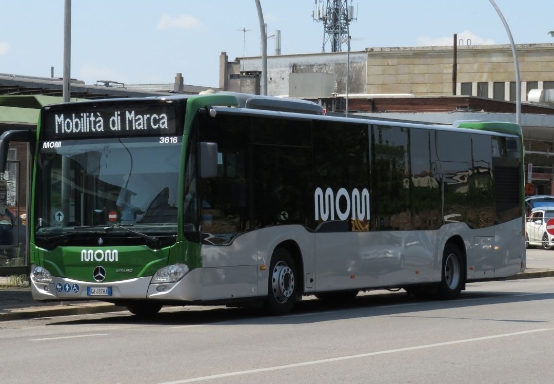 Studente rapinato di scarpe e cuffiette sul bus da una baby gang
