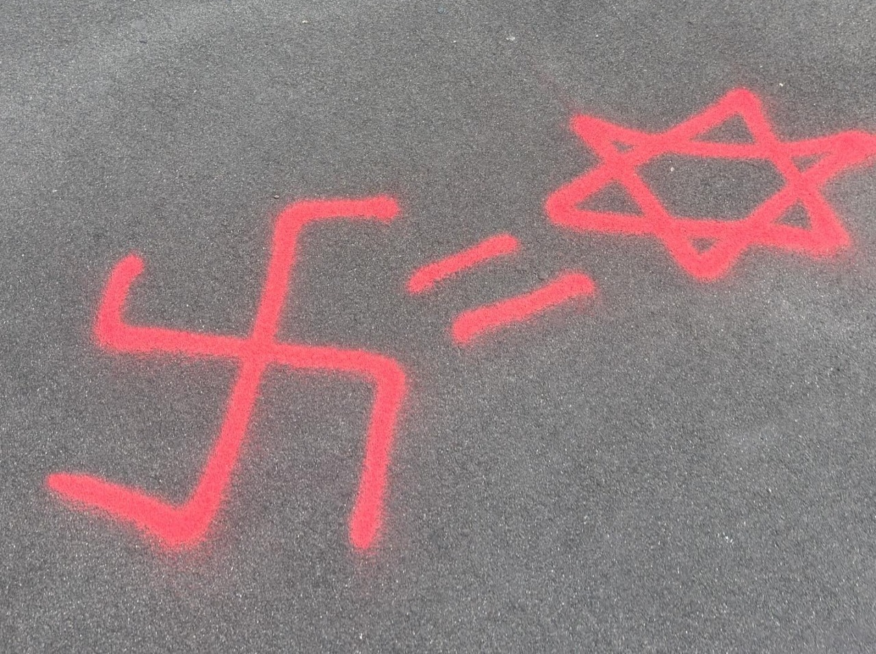 “Svastica = Stella di David” davanti a Mediaset: vandalo ProPal denunciato dai Carabinieri