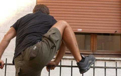 Tenta di rubare negli spogliatoi della palestra ma resta incastrato nella finestra