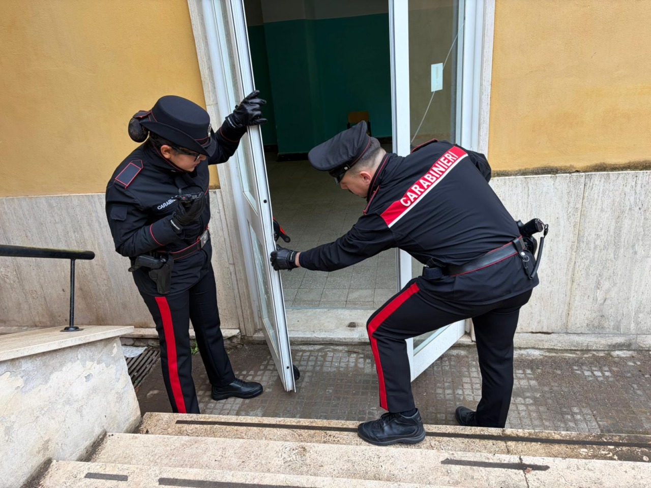 Tentato furto in una scuola, arrestato 20enne