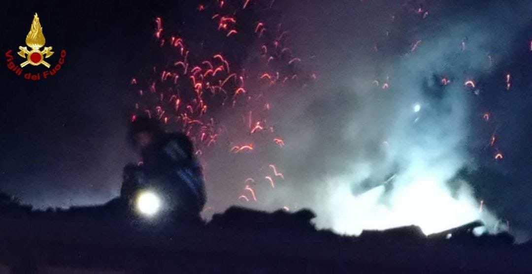 Tetto in fiamme a Baveno ieri notte, sul posto 4 squadre dei vigili del fuoco