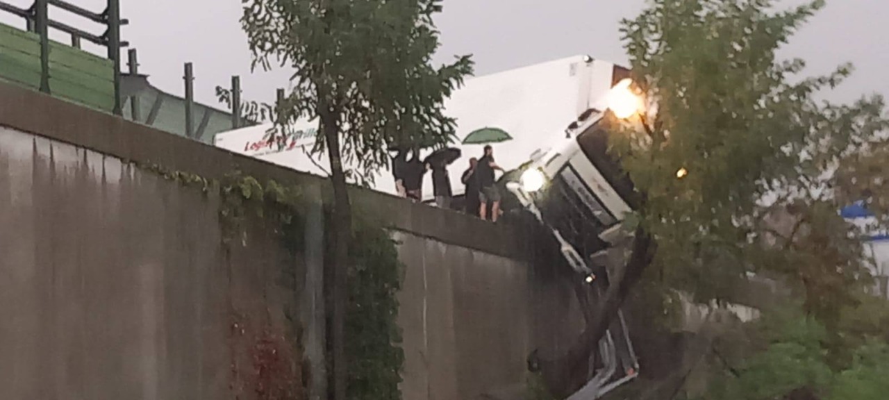 Traffico in tilt per camion ribaltato su A10: LE FOTO. Incubo trasporti, Liguria tagliata in due