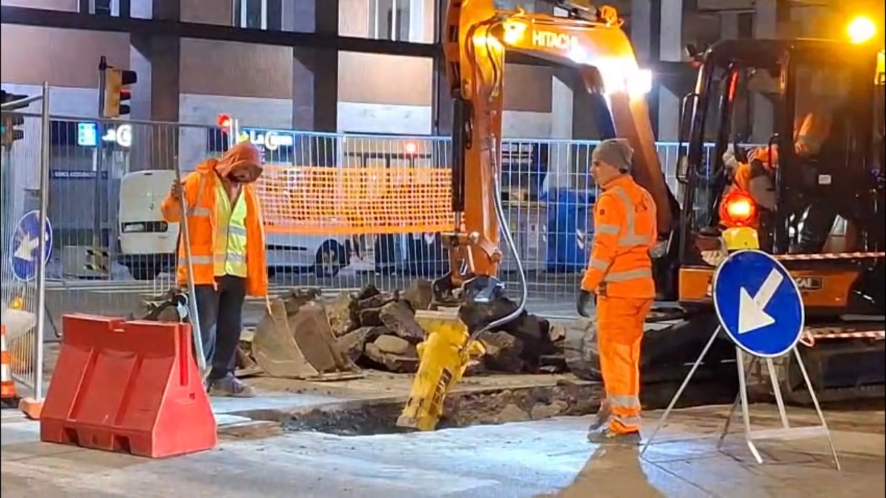 Tram, i cantieri non dormono mai: rumori fino a notte fonda, le segnalazioni dei residenti