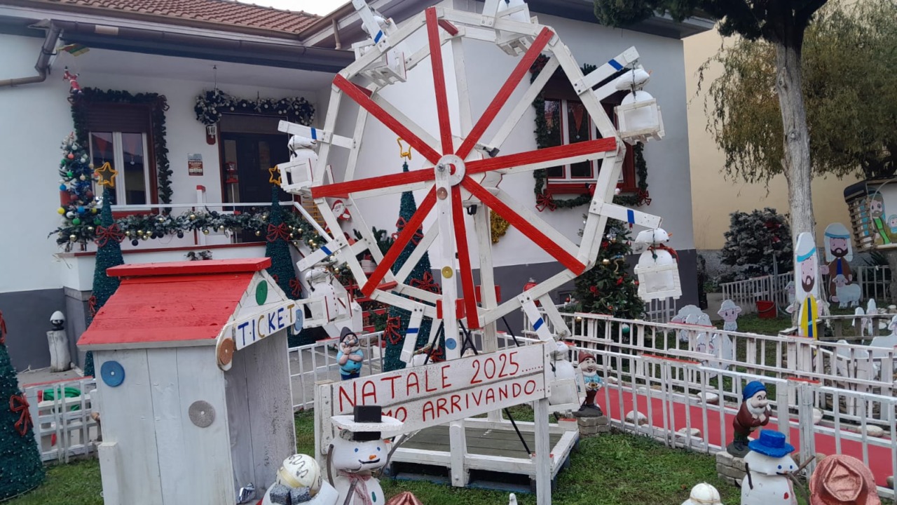 Trasformano la loro abitazione nella Casa di Natale per aiutare i bambini