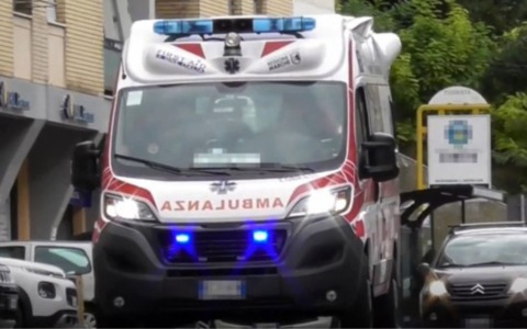 Un pedone è stato travolto da un autobus di Atm in viale Jenner: gravissimo all’ospedale Niguarda