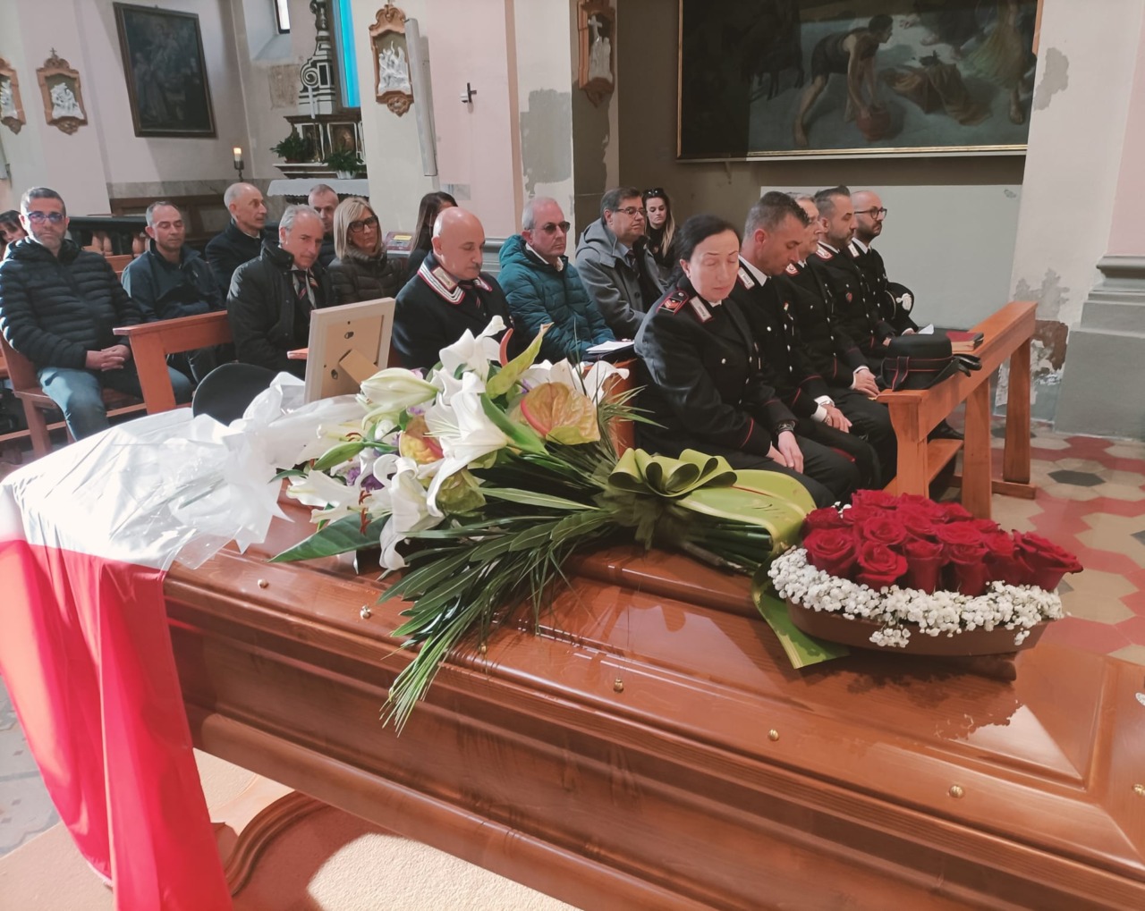 “Un uomo che ha vissuto con determinazione e coraggio”, lacrime e commozione al funerale del brigadiere capo Giovanni Decenvirale