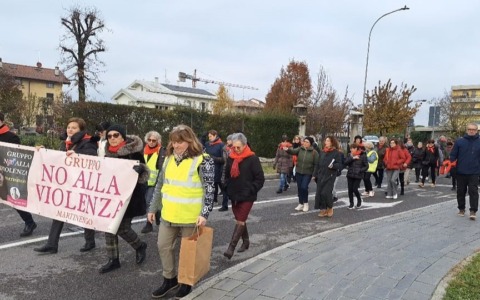 Una camminata “in rosso” per dire no alla violenza contro le donne
