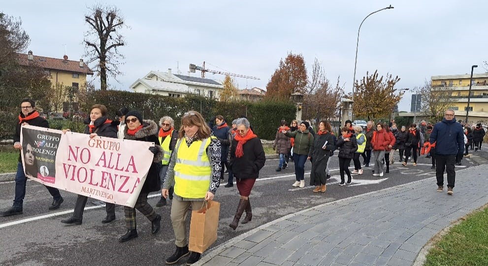 Una camminata “in rosso” per dire no alla violenza contro le donne