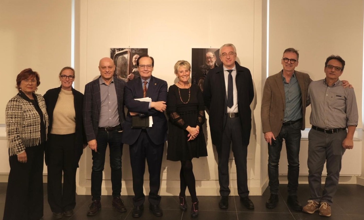 Una mostra per raccontare “l’invisibilità di un gesto etico”:  inaugurata “Scarti di vita” del fotografo Gian Maria Zapelli