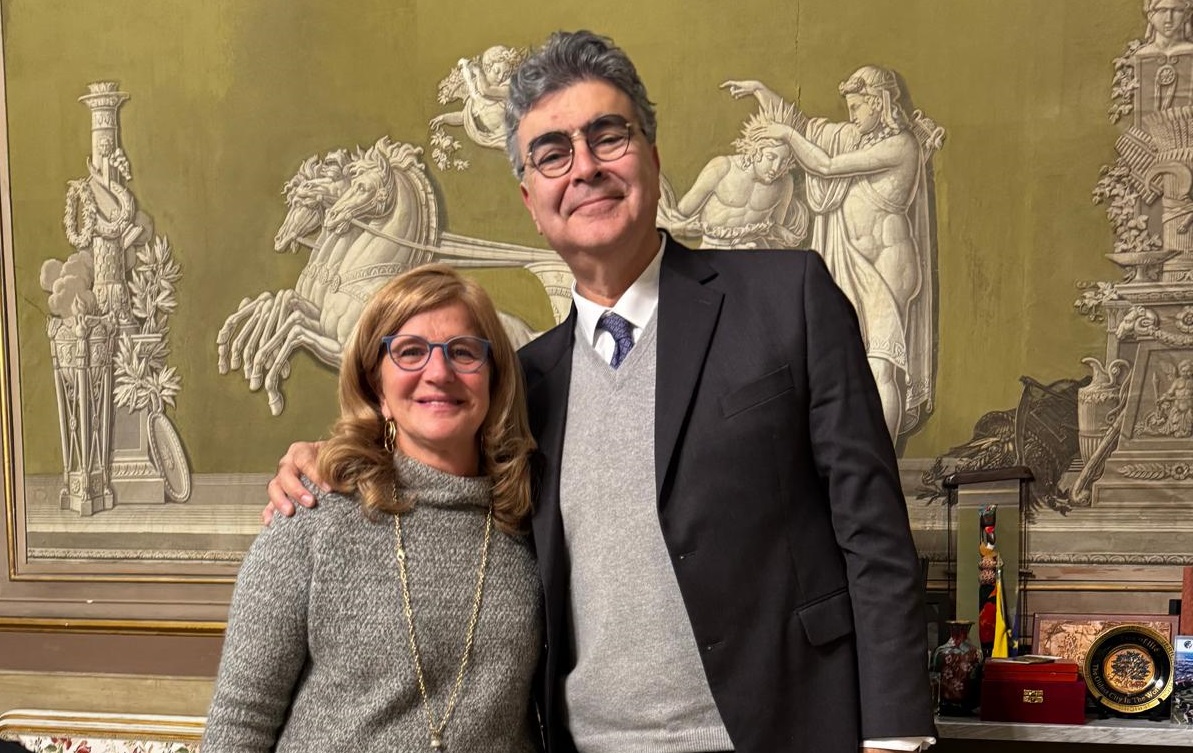 Una serata per la pace in Medio Oriente, ma a Bergamo scoppia la protesta. La Carnevali difende Fiano