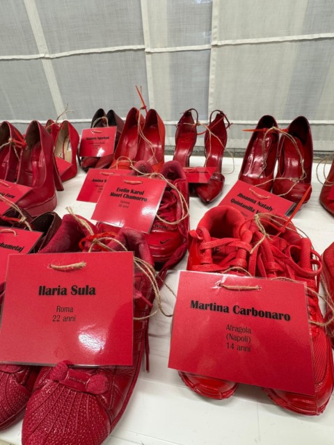 Un’installazione diffusa per la Giornata internazionale per l’eliminazione della violenza contro le donne