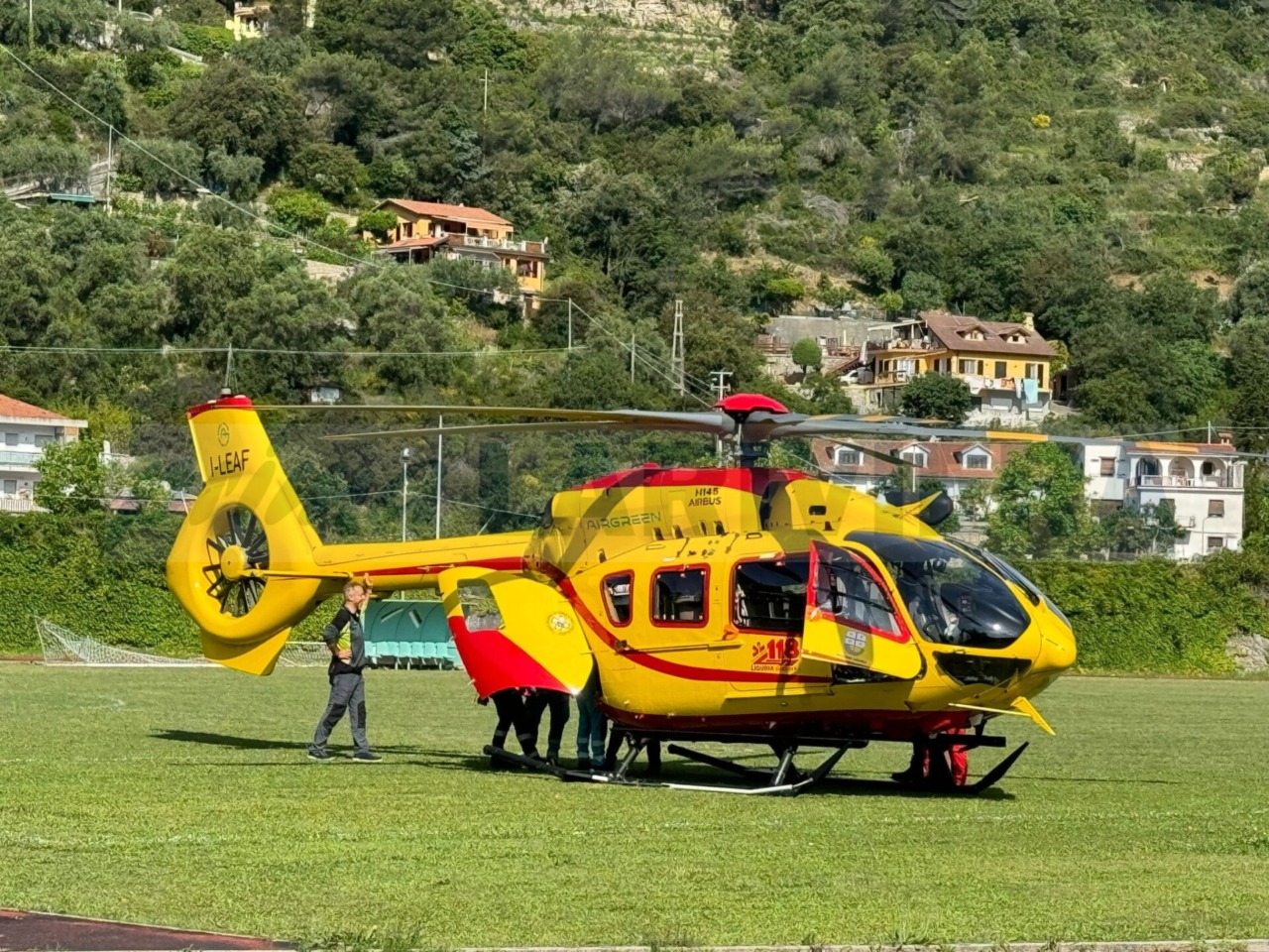 Uomo colto da ictus in spiaggia alle Calandre di Ventimiglia