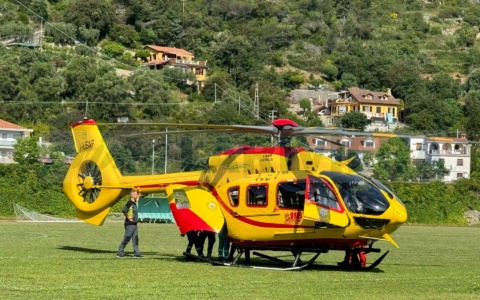 Uomo colto da ictus in spiaggia alle Calandre di Ventimiglia