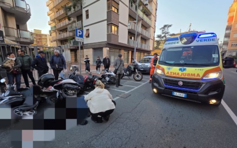 Uomo sbanda con la moto e ne butta giù altre nove in sosta