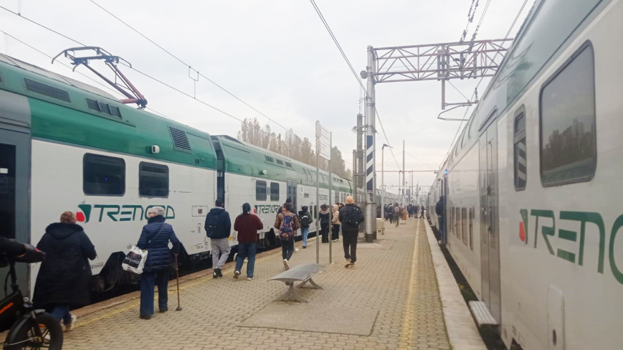 Uomo sui binari: circolazione dei treni interrotta sulla Milano – Novara