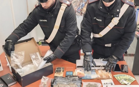 Vede i Carabinieri e scappa: arrestato 21enne