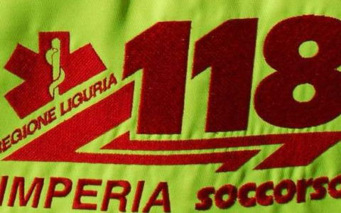 Ventiduenne accoltellato all’addome in piazza Duomo a Imperia