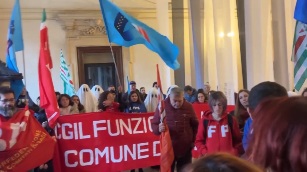 Vestiti da fantasmi, i dipendenti del Comune di Bologna bloccano di nuovo il Consiglio comunale