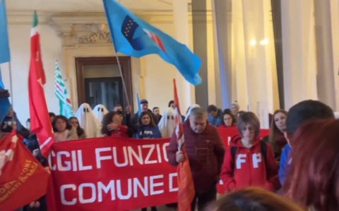 Vestiti da fantasmi, i dipendenti del Comune di Bologna bloccano di nuovo il Consiglio comunale