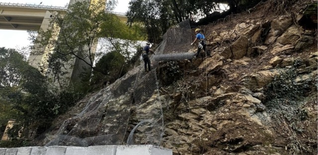 Via Betti a Rapallo riaperta a senso unico alternato