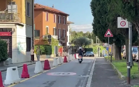 Via San Tommaso a senso unico, i residenti non ce la fanno più. Ma il Comune non fa marcia indietro