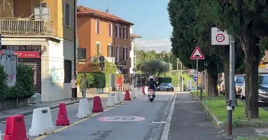 Via San Tommaso a senso unico, i residenti non ce la fanno più. Ma il Comune non fa marcia indietro