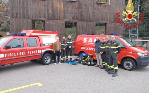 Vigili del fuoco salvarono l’azienda dalle fiamme: gli donano un’apparecchiatura speciale