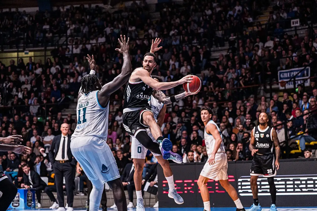 Virtus corsara a Cantù: 77-89