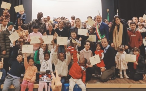 “Voi siete parte della nostra città”: il Comune di Lecco consegna le cittadinanze civiche a oltre sessanta bambini