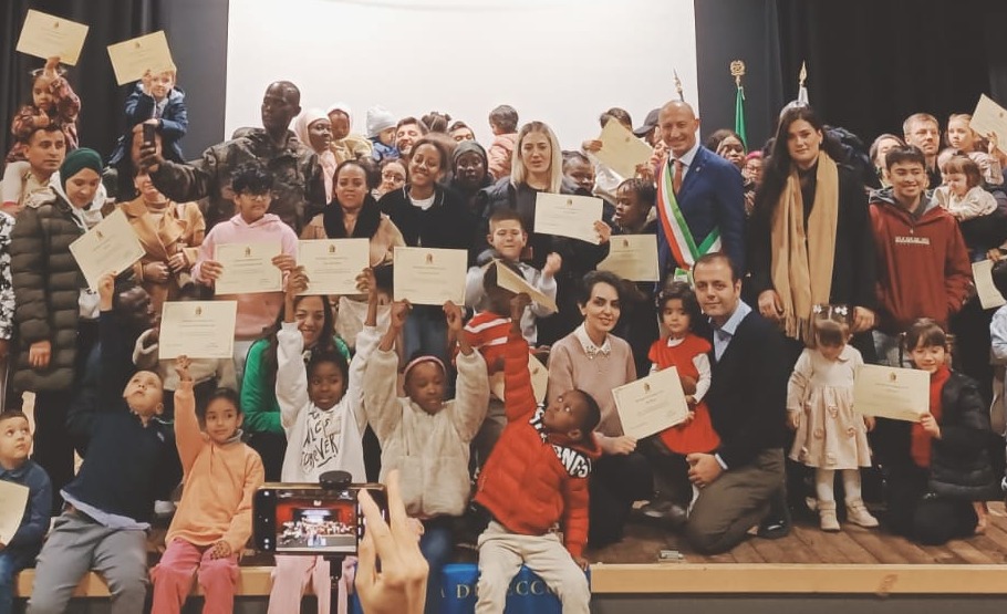 “Voi siete parte della nostra città”: il Comune di Lecco consegna le cittadinanze civiche a oltre sessanta bambini